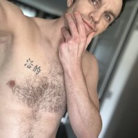 youngwetfree91's Offline Chat Room