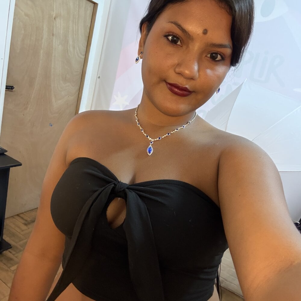 mega-camsex.net isa_curvylicius livesex profile in spanish cams