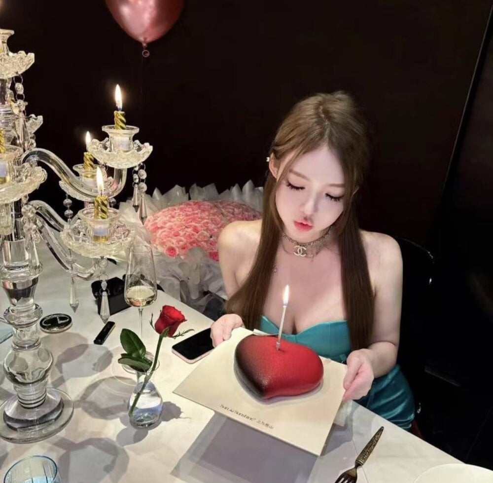 yaya_1888 live cam model at StripChat