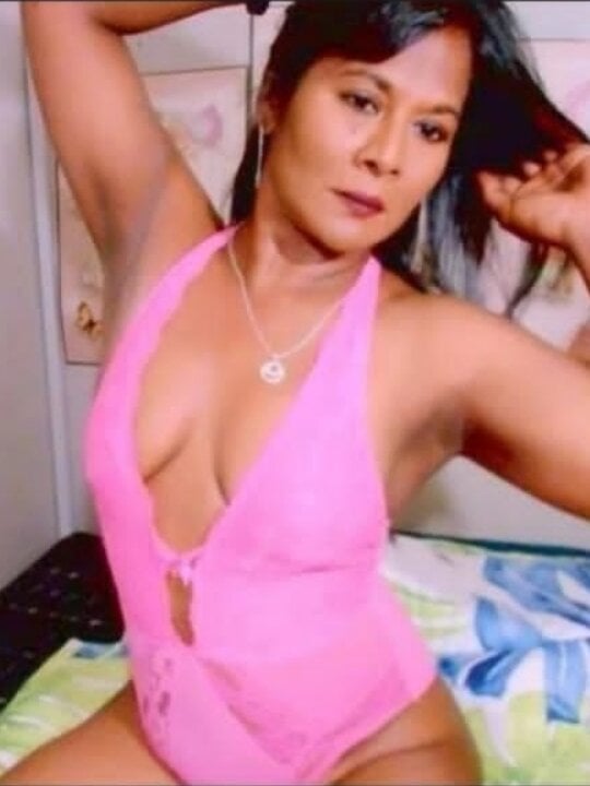 Live sex webcam photo for IndianKiara2_a #290308745