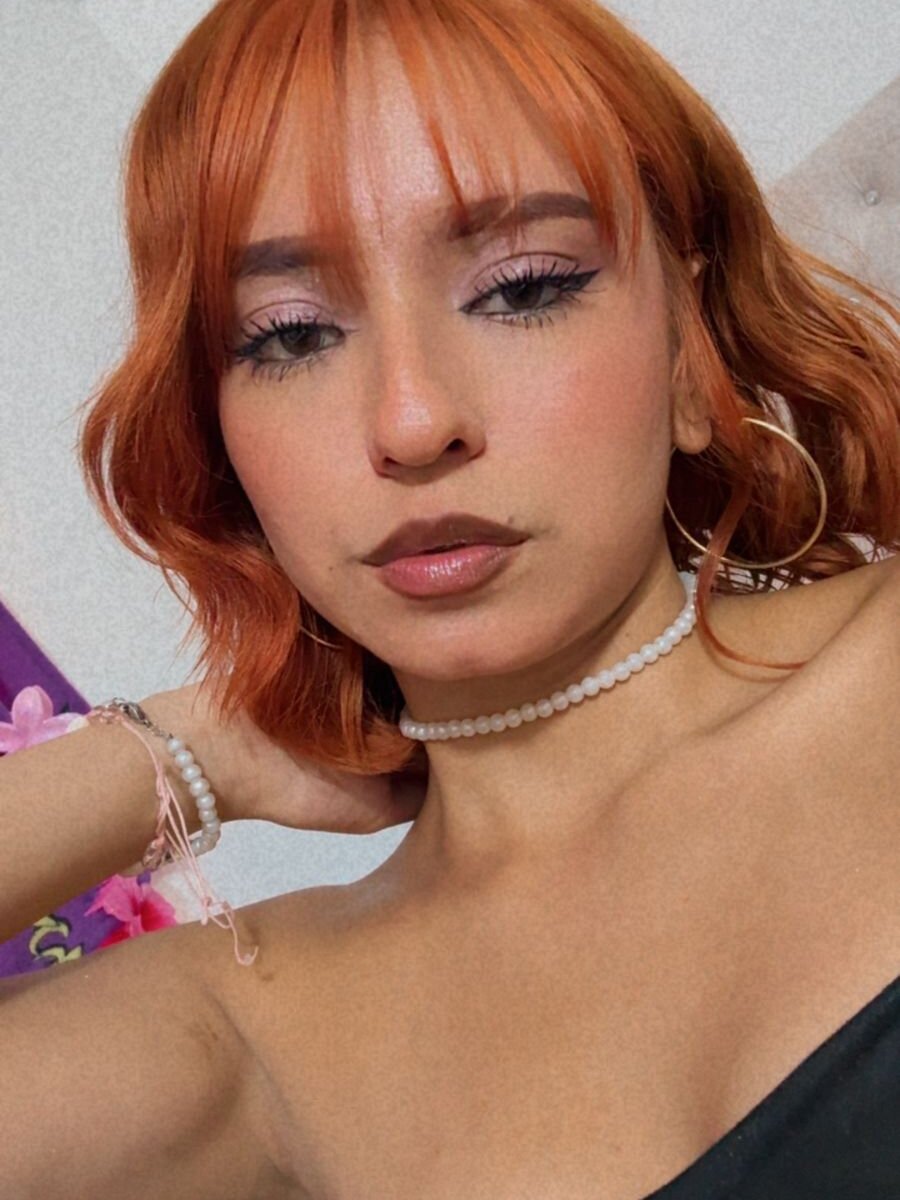 onaircams.com carolinapinnkman livesex profile in bisexual cams