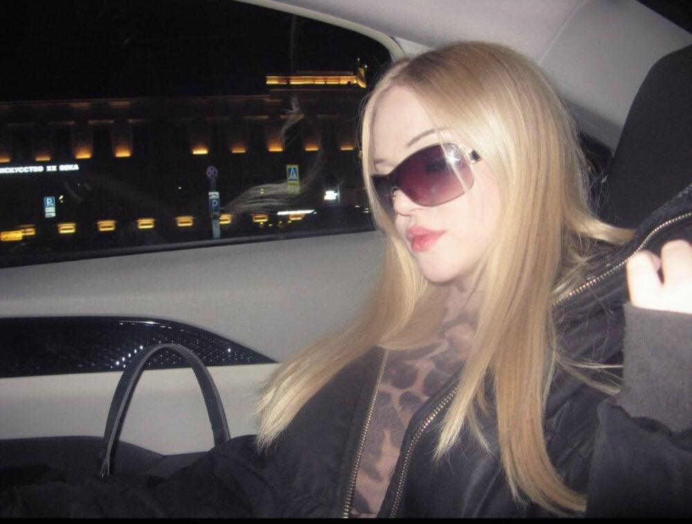 247camsex.com chloewhite livesex profile in grey-hair cams