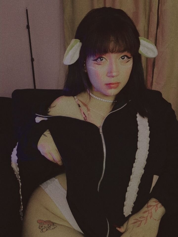 Connye_ profile