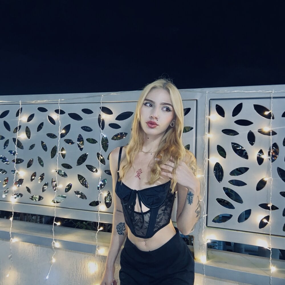 cheapadultsexcams.com emily_pons livesex profile in blond-hair cams