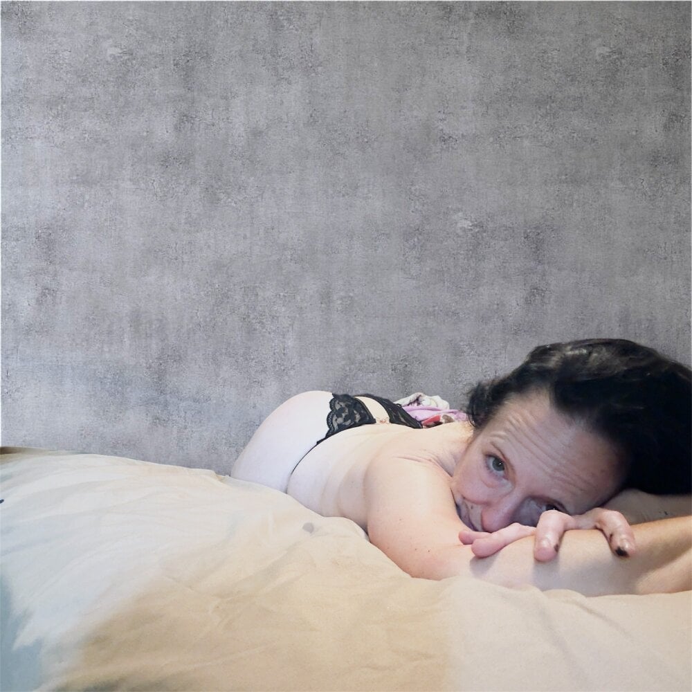 Ella Mira 44
