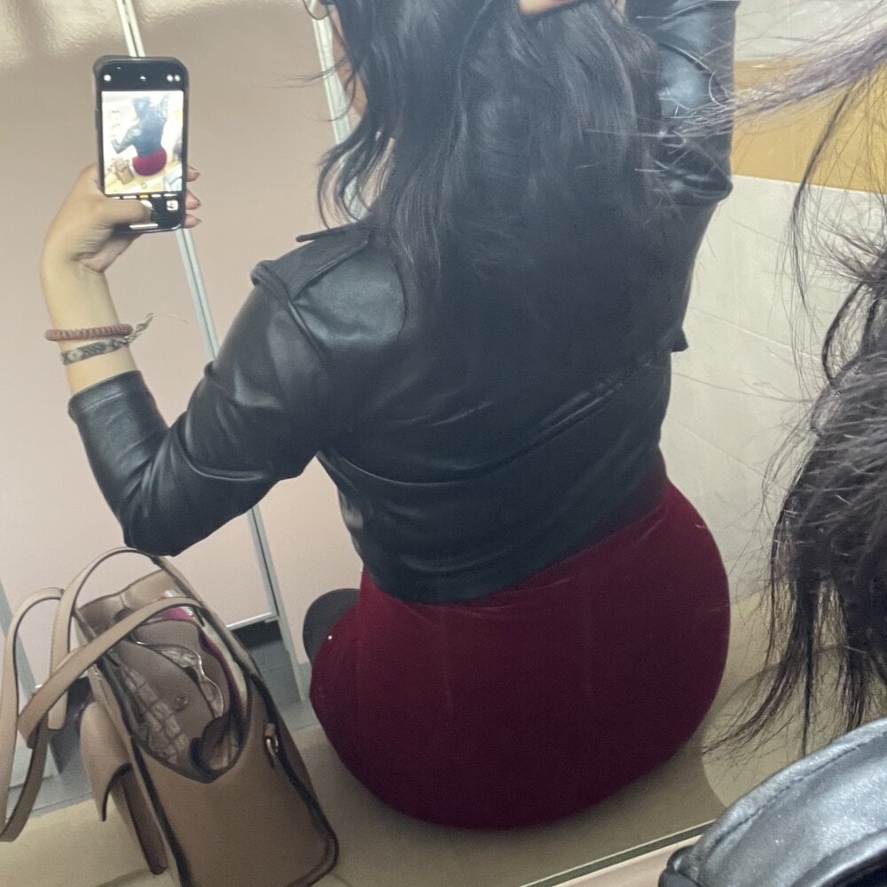 bestlivesexchat.com love_queen02 livesex profile in deep-inside-of-fuck-machine cams