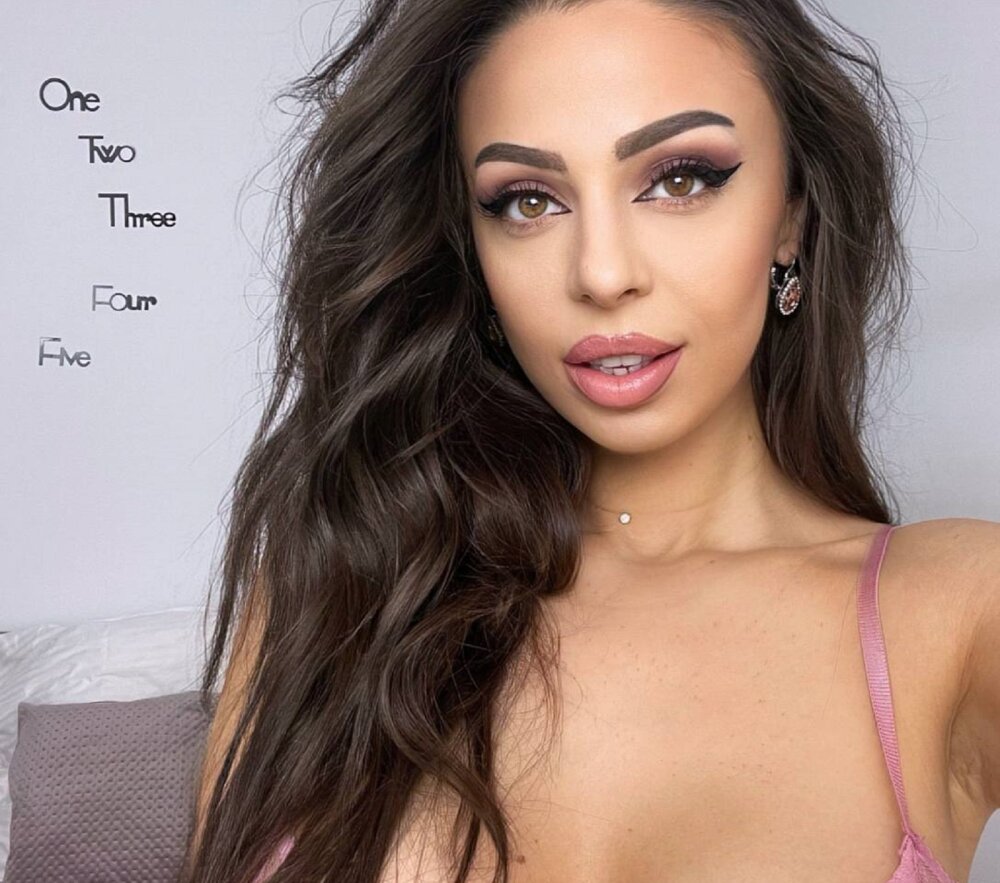 Live sex webcam photo for SensualHaylee #284688638