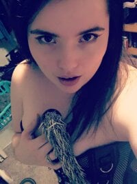 InsanityDesires' Offline Chat Room