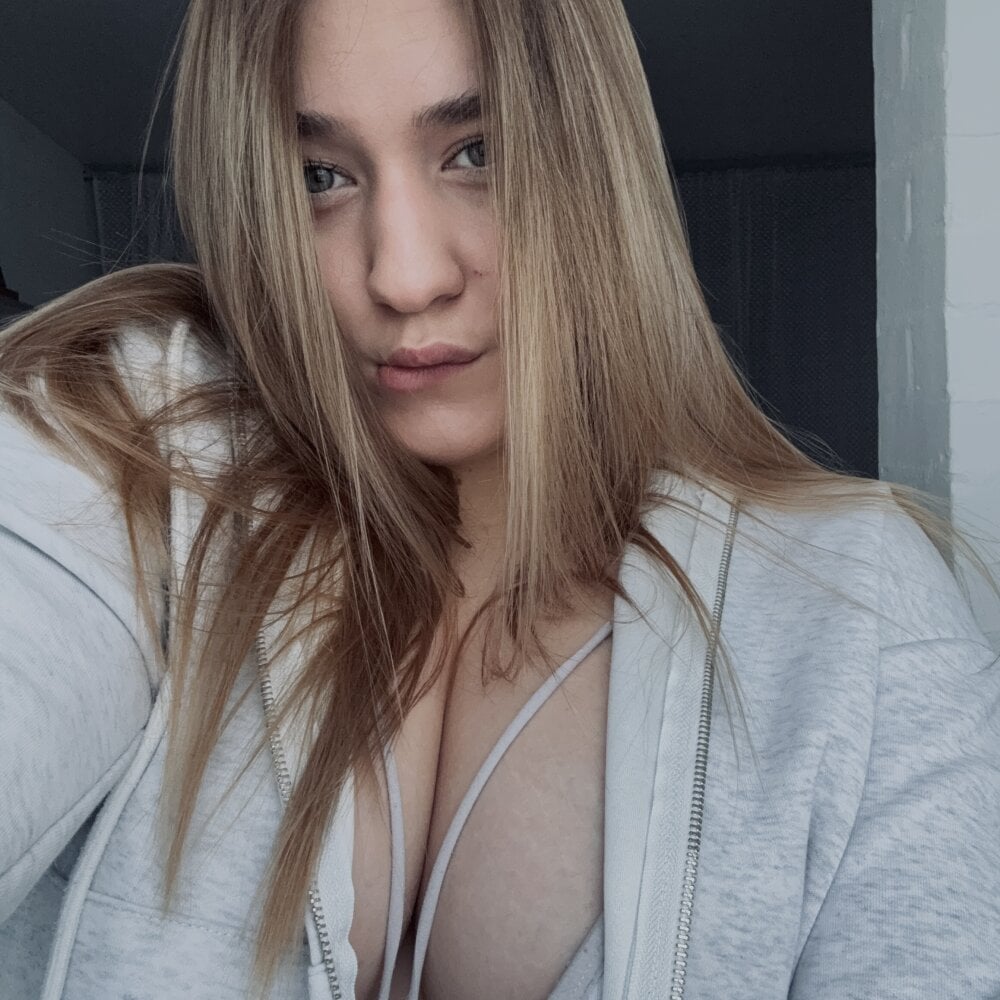 iluvcams.com curvybritbliss livesex profile in cloud-9-with-wi-fi cams