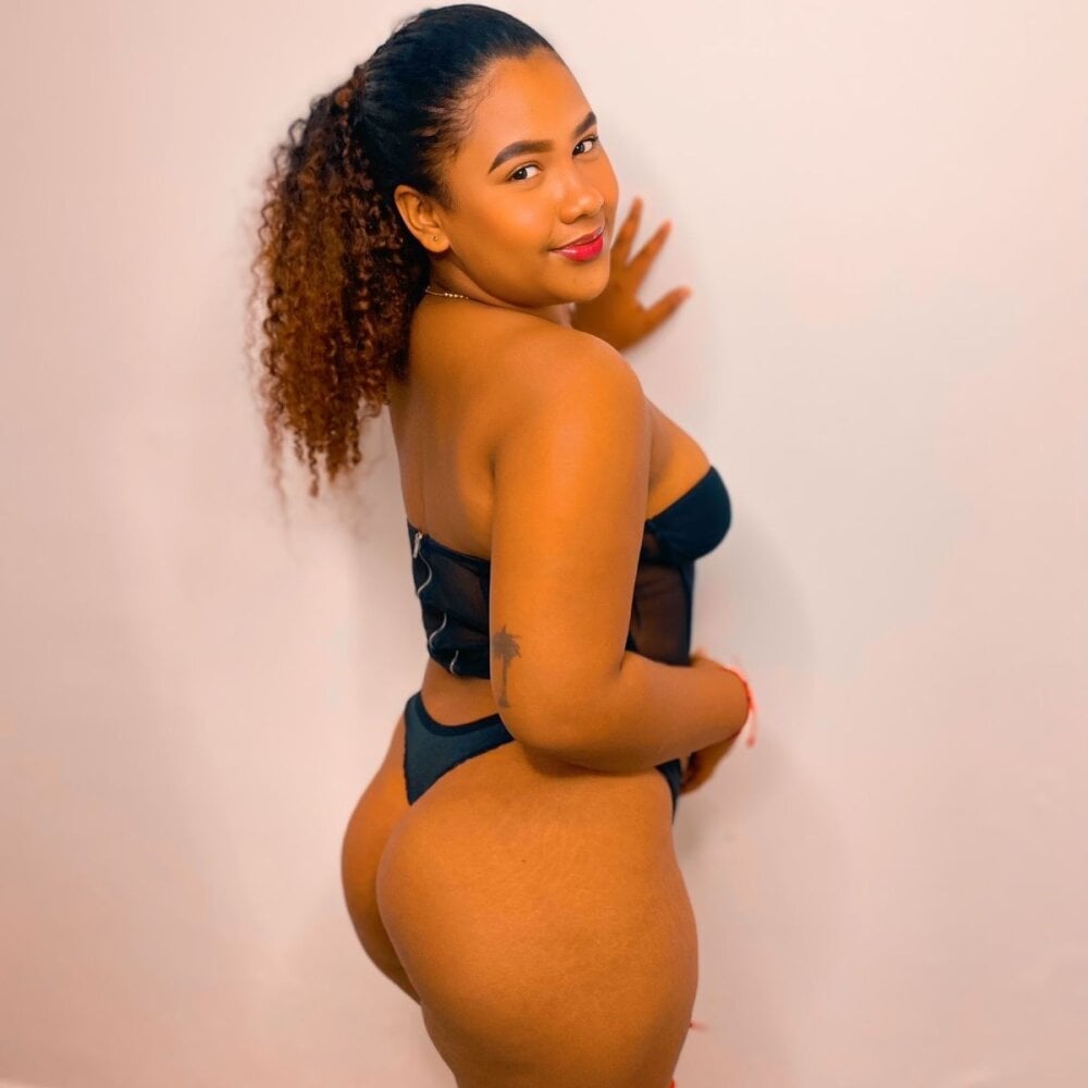 ALYANNA_HOT_