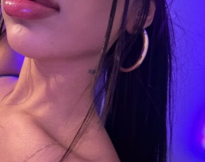 Yarifda23 Female Smalltits Live Cam Chat