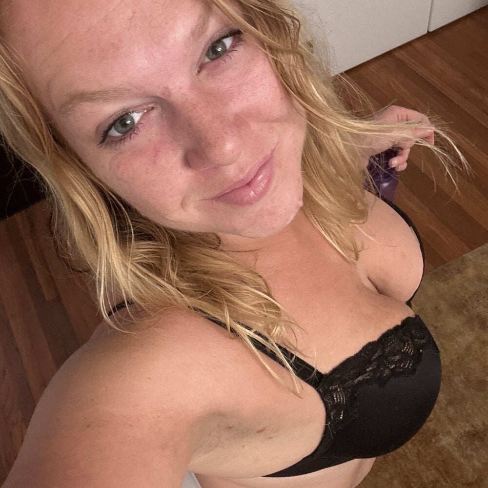 sexcam3d.net redleiigh livesex profile in canada-dont-ask-where cams