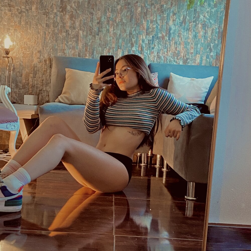 sexlivecamsites.com pr1nc3ssgabi livesex profile in blond-hair cams