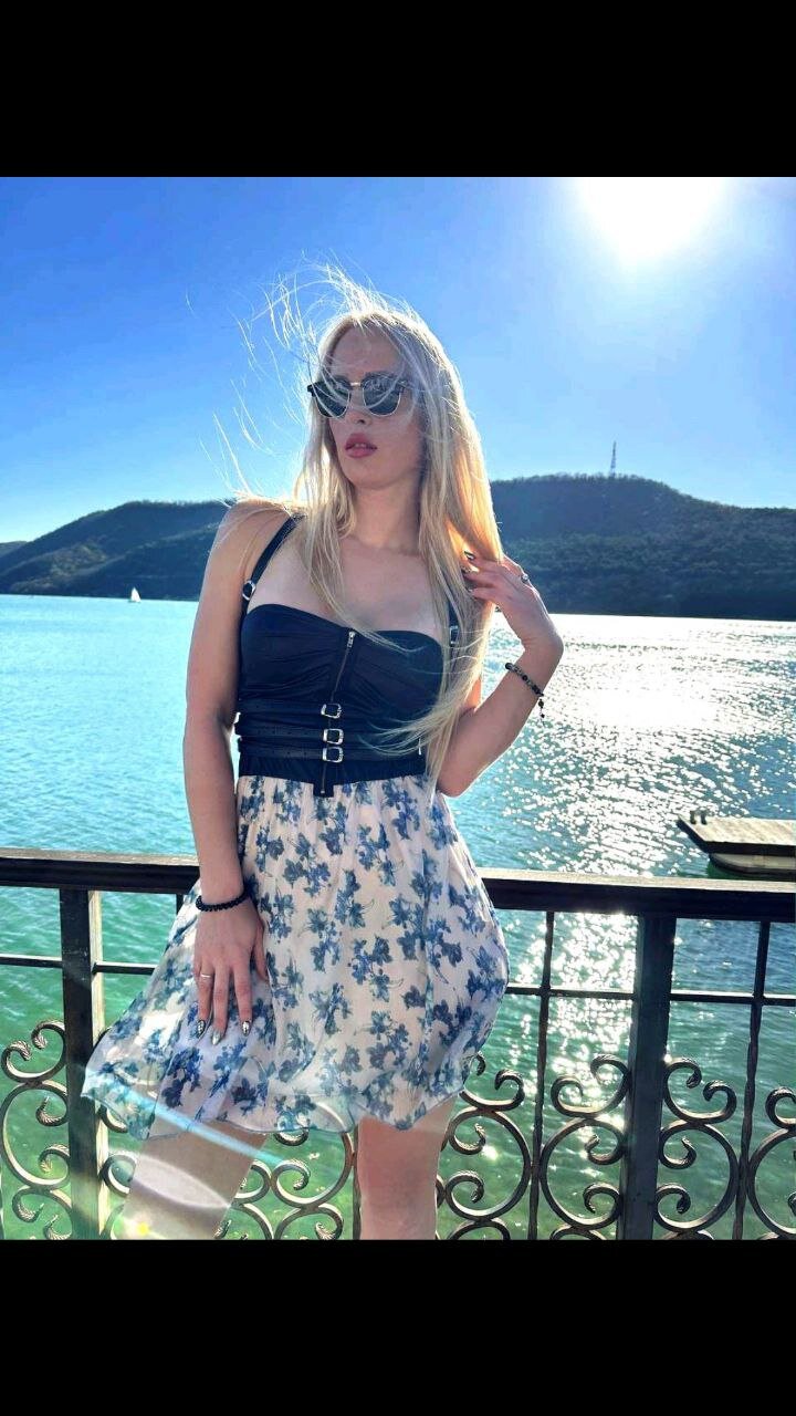 Eva__Ross