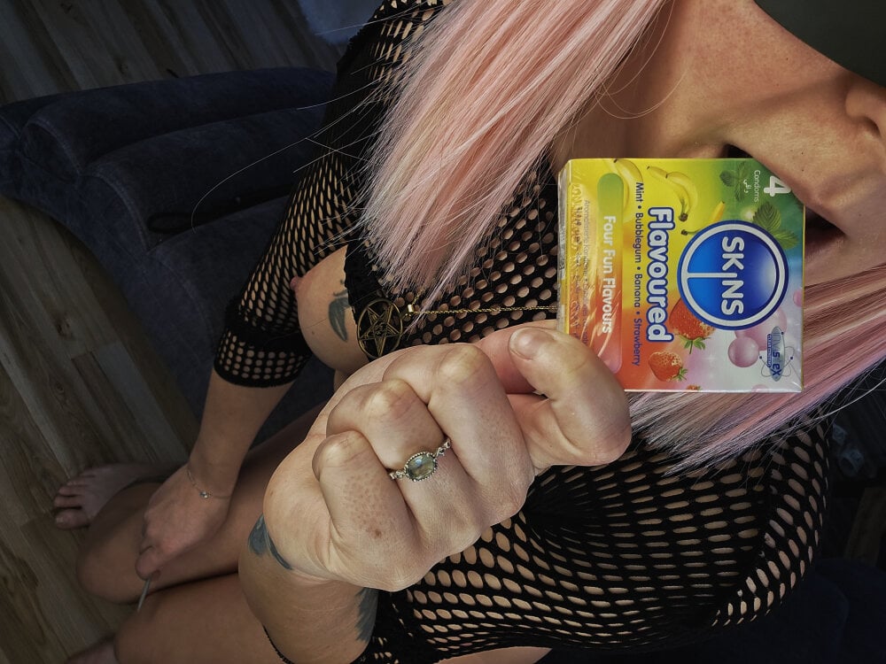 glamcambabes.com dominadomi livesex profile in nobody-reads-it-anyway-xd cams