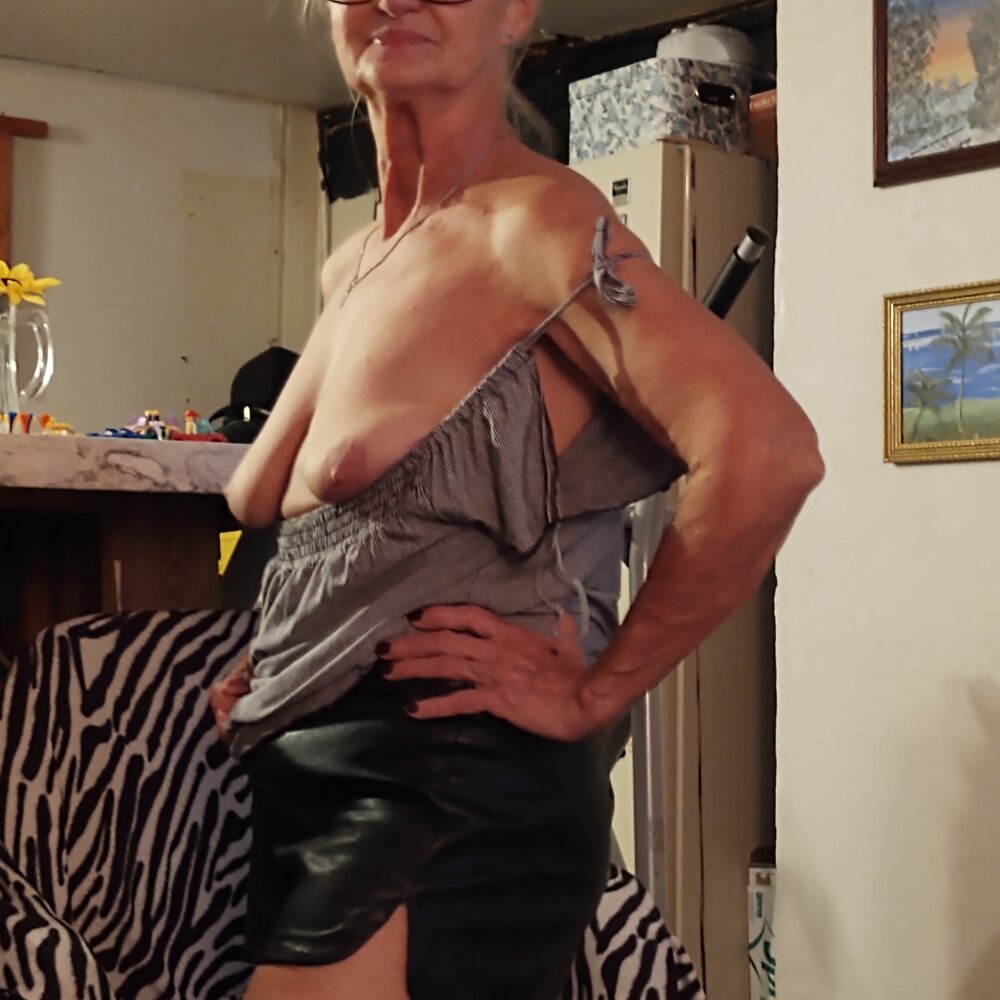 freakygranmaw's Offline Chat Room