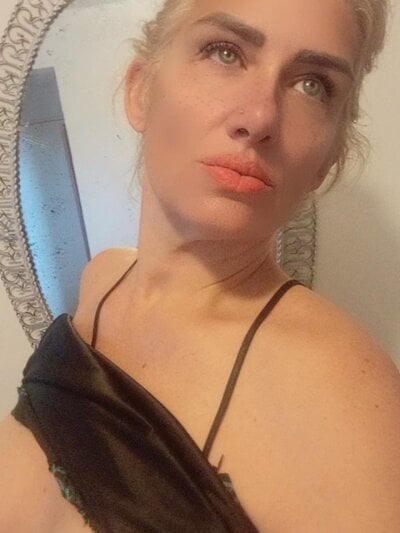 sweetladyar from stripchat