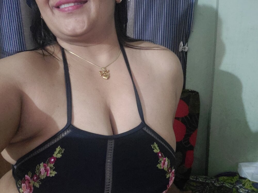 hot_bhabhi69 live cam model at StripChat