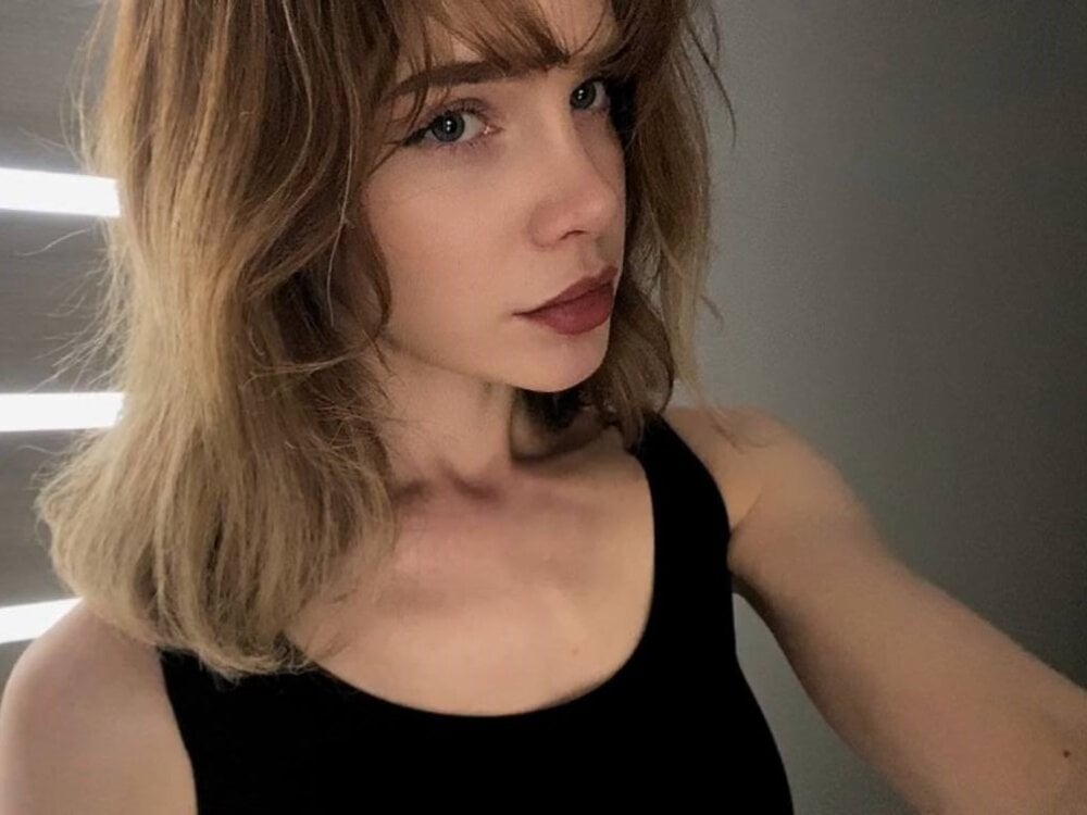 ngtyKira live cam model at StripChat