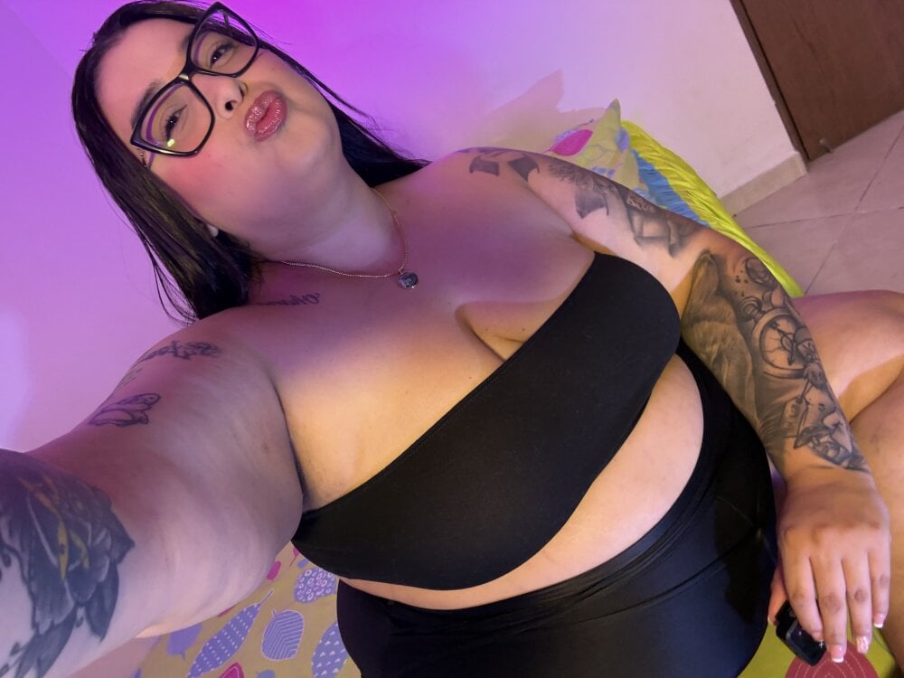 livesexr.com apriilpeach_ livesex profile in your-moms-house-mofo cams