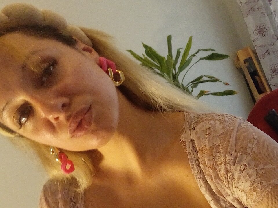 watchgirlcam.com cleopatravodos livesex profile in greece cams