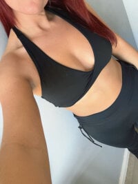 Playful_Sophia_29X's Offline Chat Room