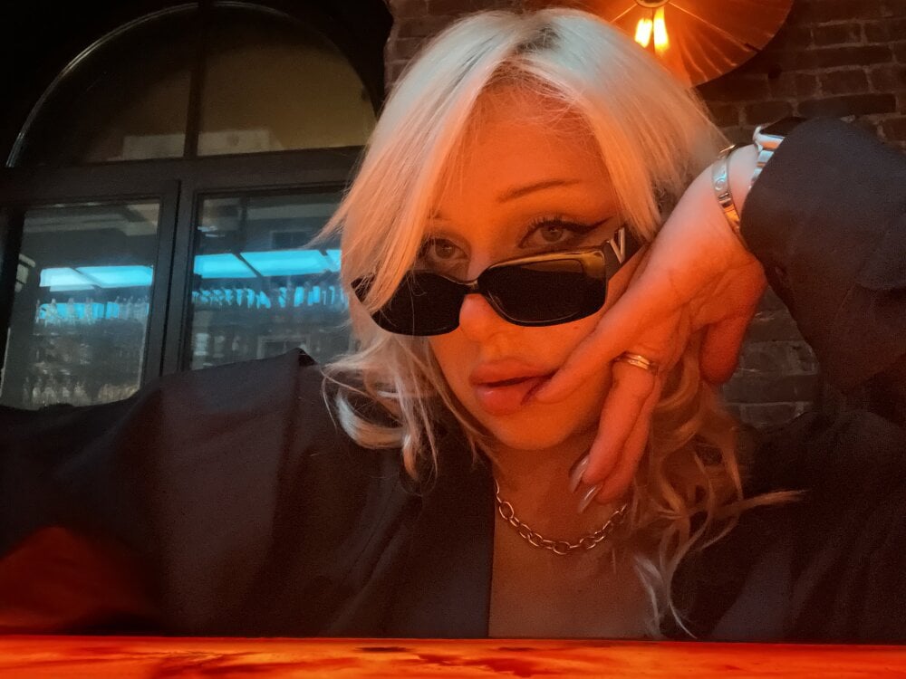 HollyBuffin Chat Room offline