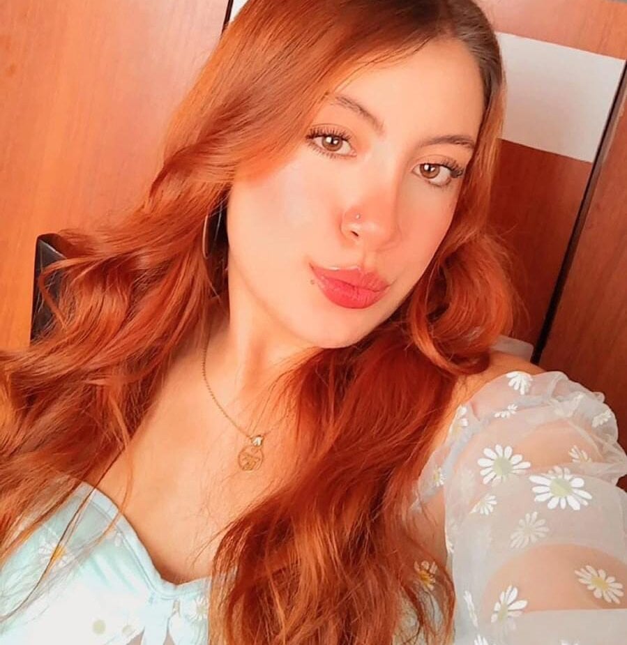Emilyevans19 live cam model at StripChat