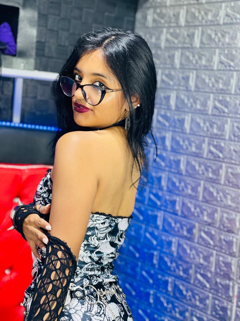 Caroline_Dark69