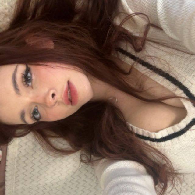 Caroline_BT live cam model at StripChat