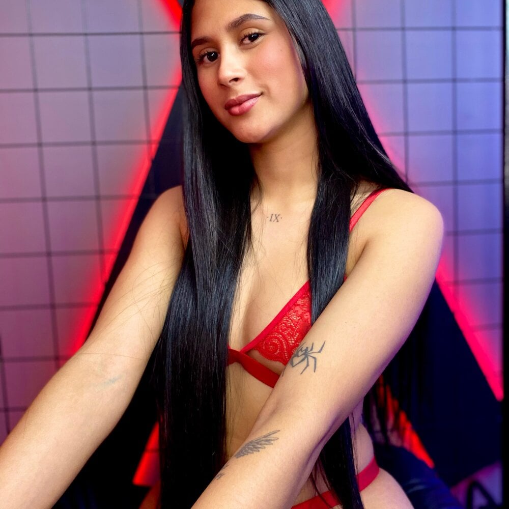 VictoryaLiah_BDSM live cam model at StripChat