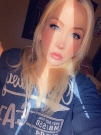 BlondeaBella's Offline Chat Room