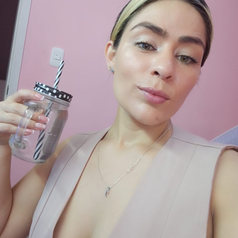 stripchat ivonne_pier_x webcam profile pic via sexcam-girls.com