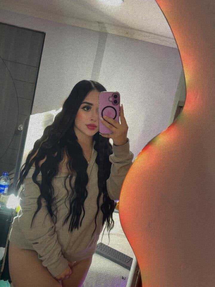 myliveeroticcams.com lysa_thomas livesex profile in independent-model-and-artis-all-the-paints-you-see-are-mine-and-are-for-sale cams