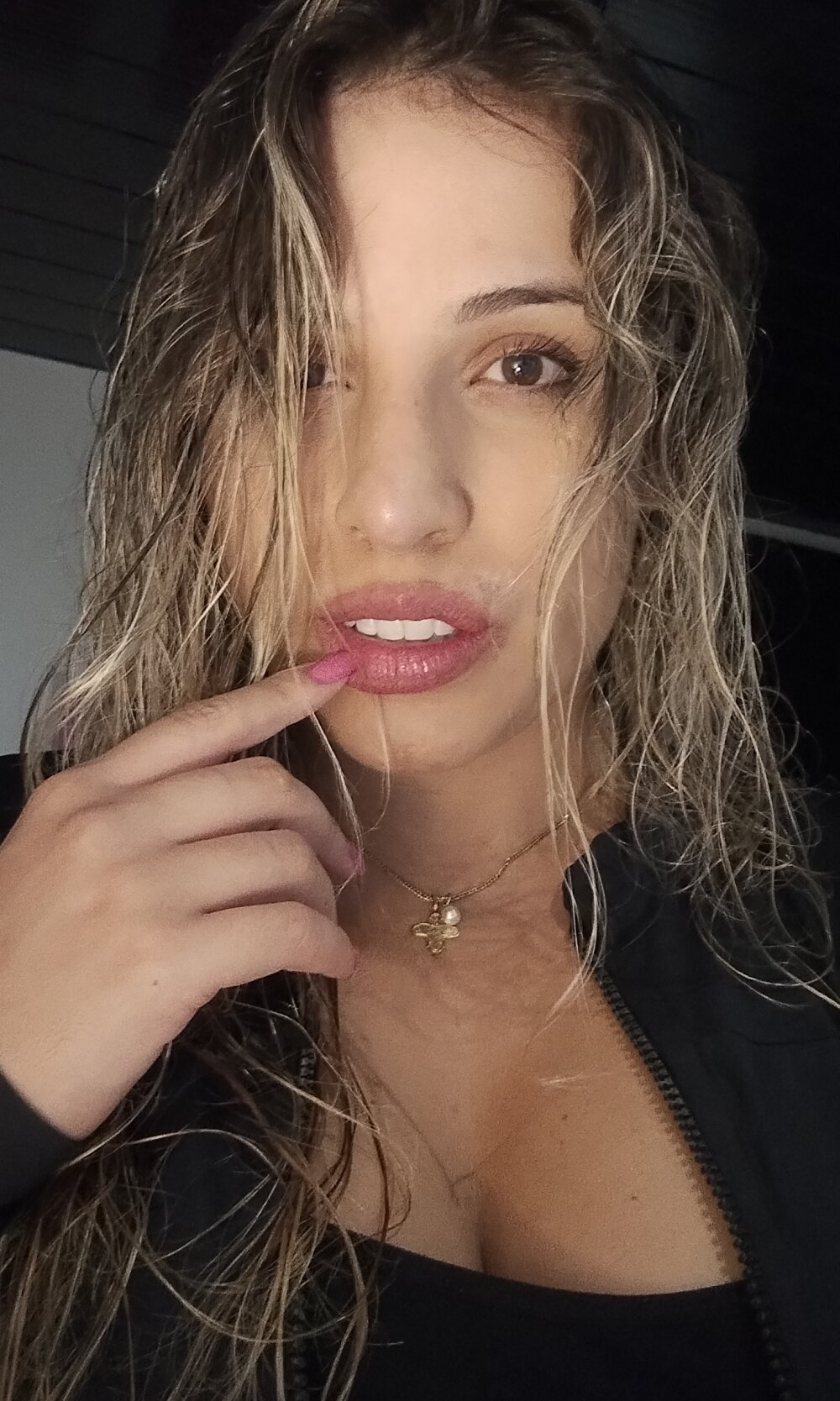 xxx-topcamgirls.com lorysloira24 livesex profile in land-of-good-girls cams