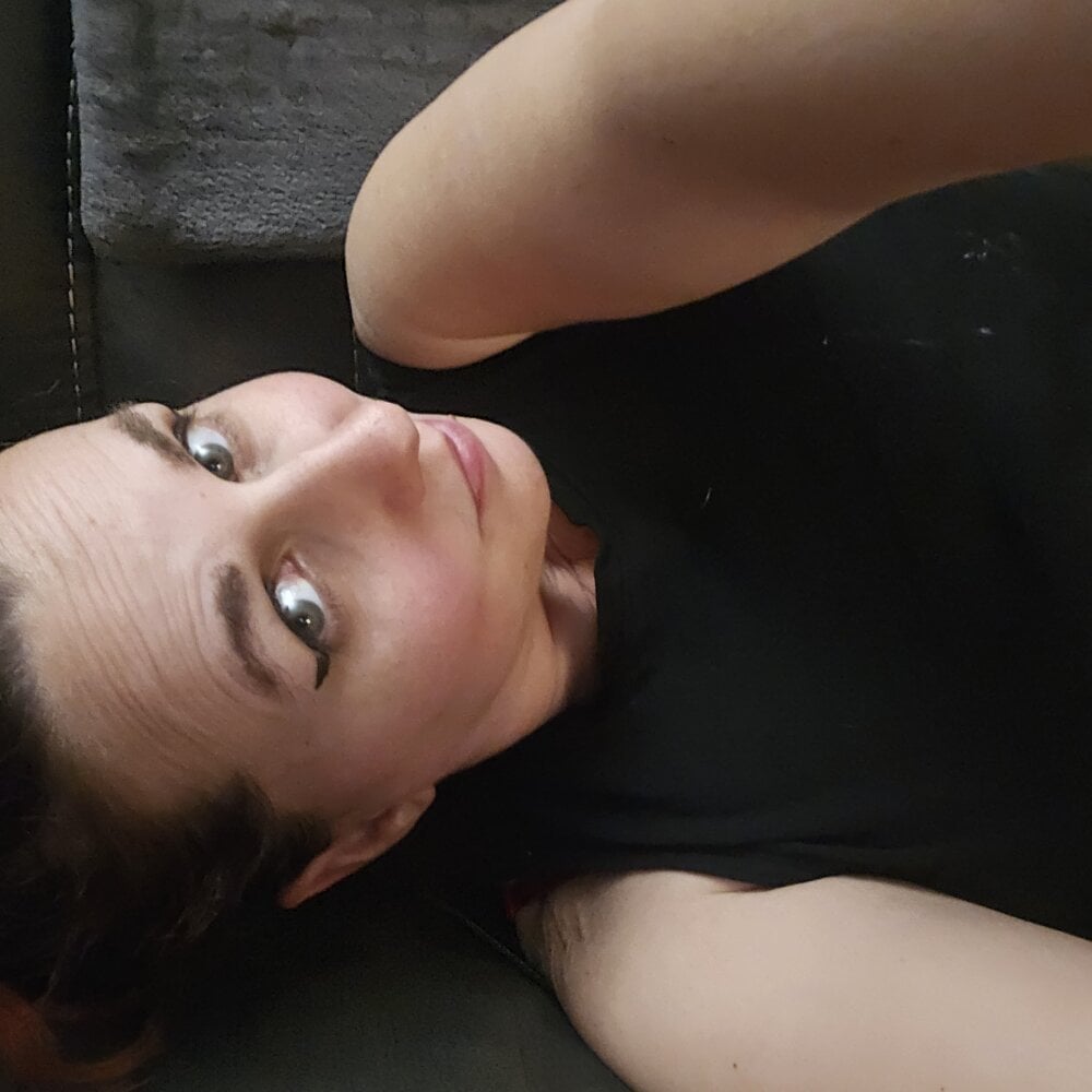 mega-camsex.net ladyofthenight86 livesex profile in right-behind-the-screen cams