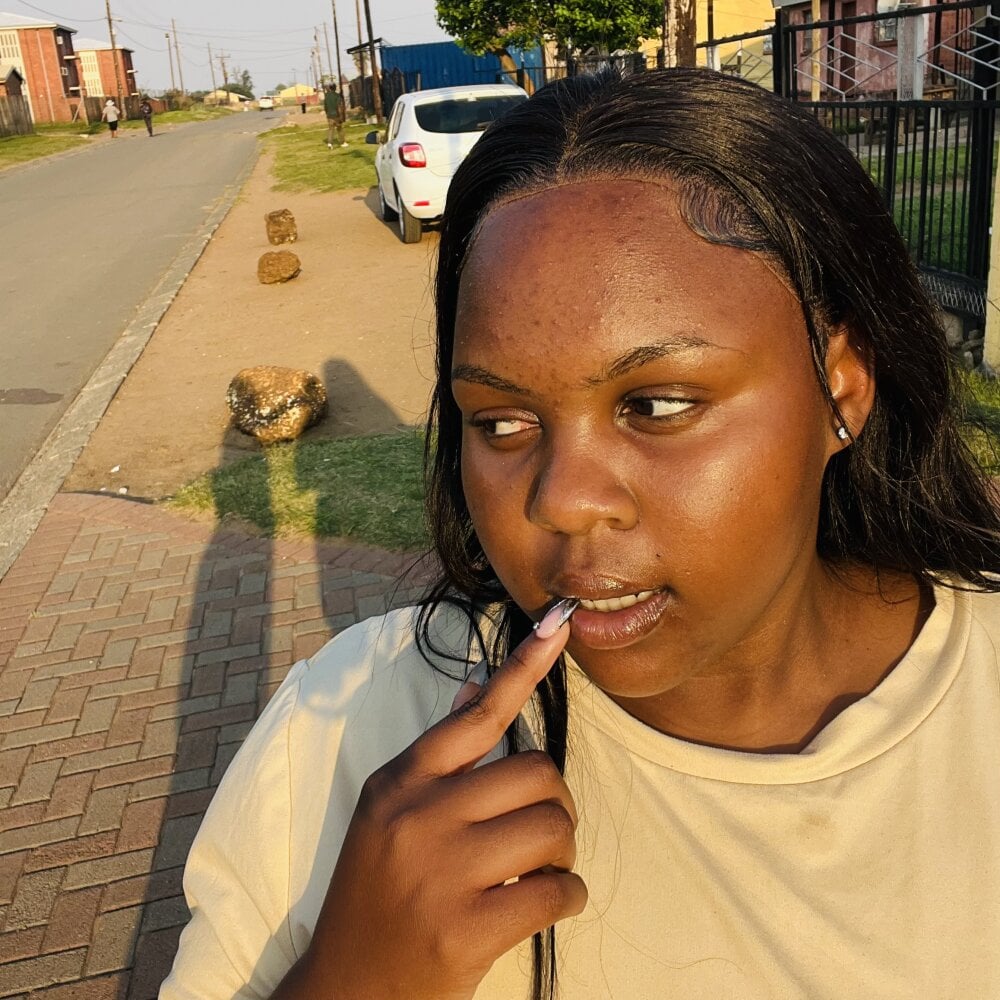 myliveeroticcams.com malulwane livesex profile in in-neighboring-room cams