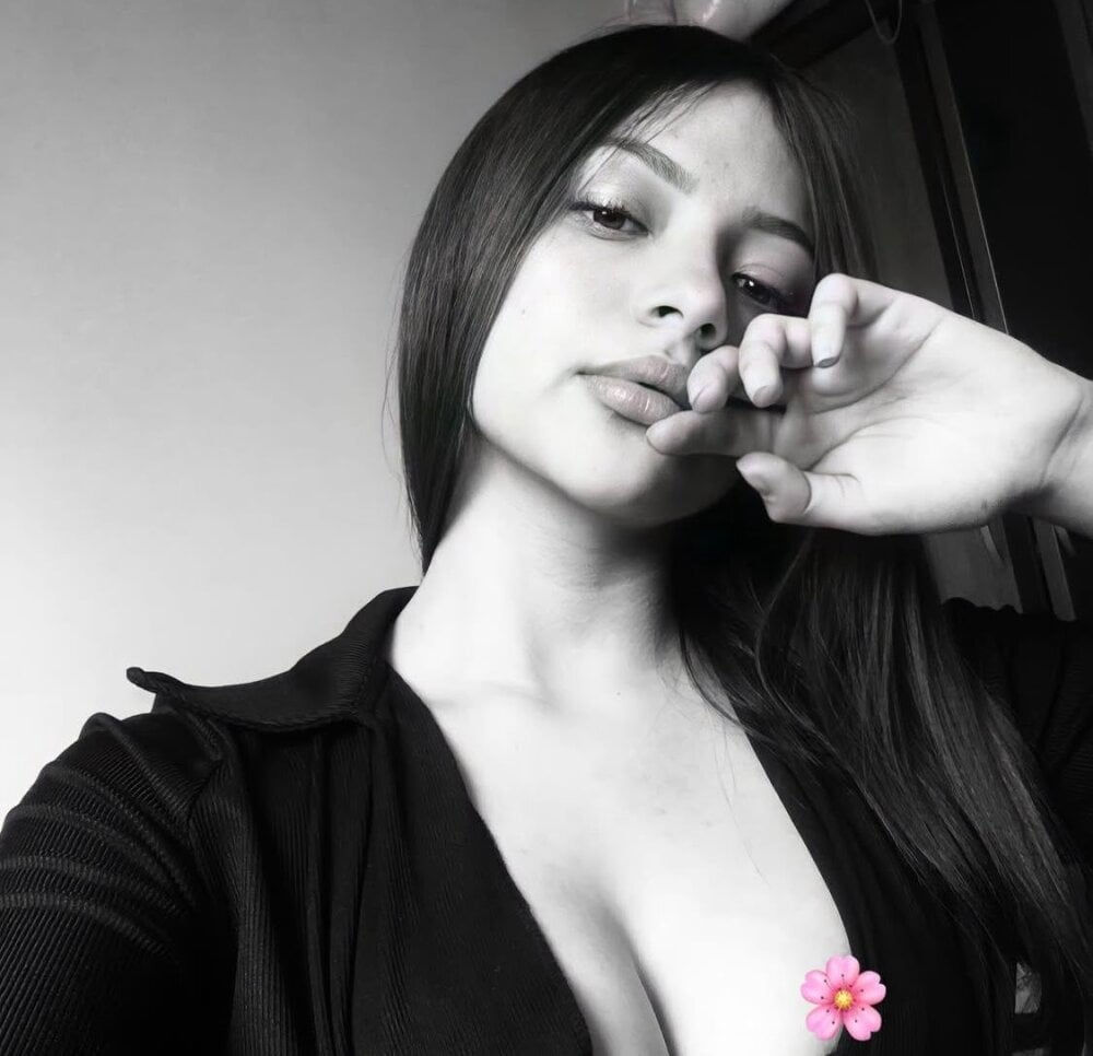 livesex.fan melina_reyes livesex profile in granny cams