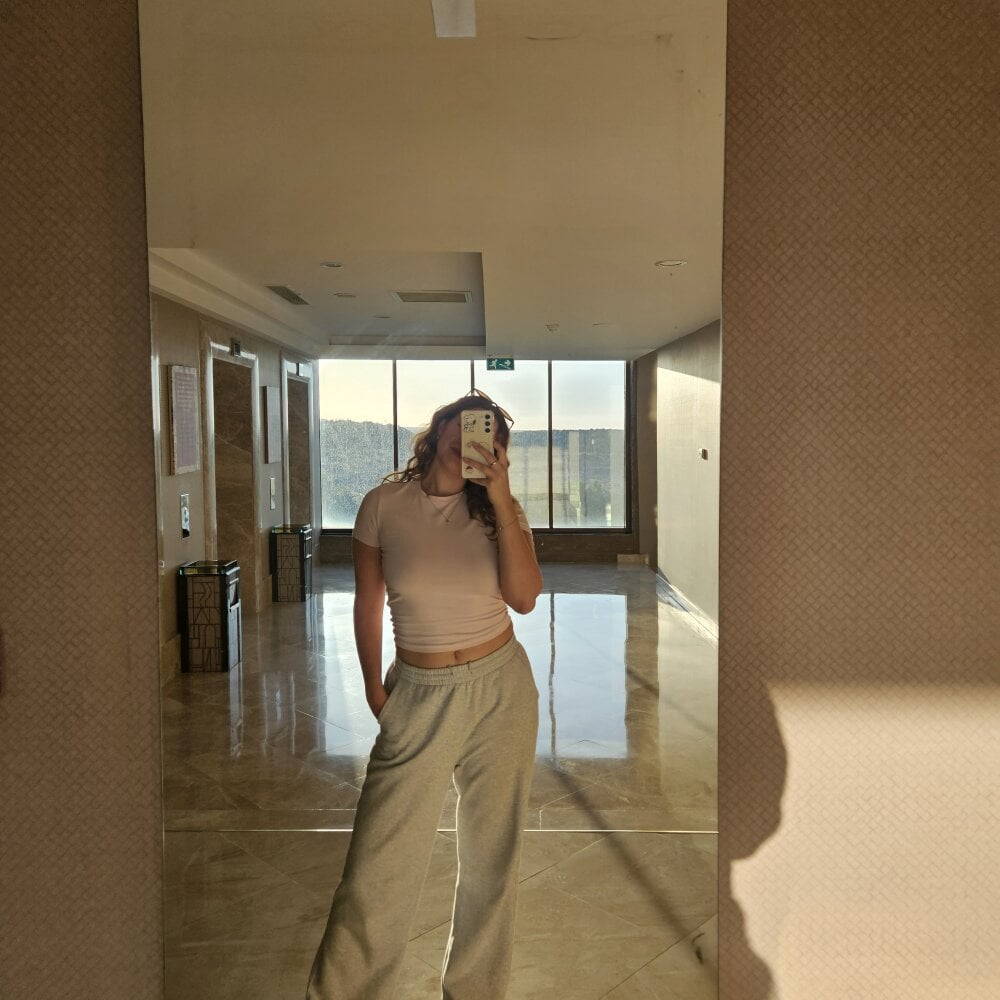 watchgirlcam.com mayray livesex profile in on-your-chandelier cams