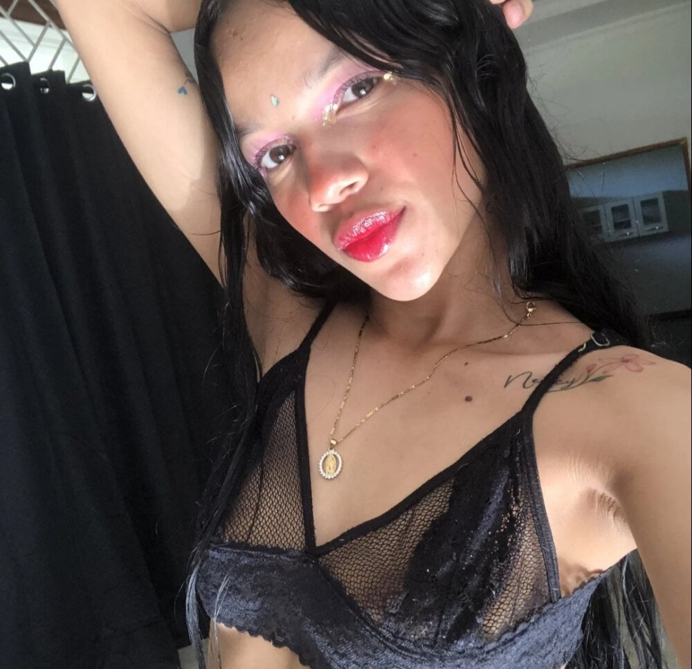 violeta_18x live cam model at StripChat
