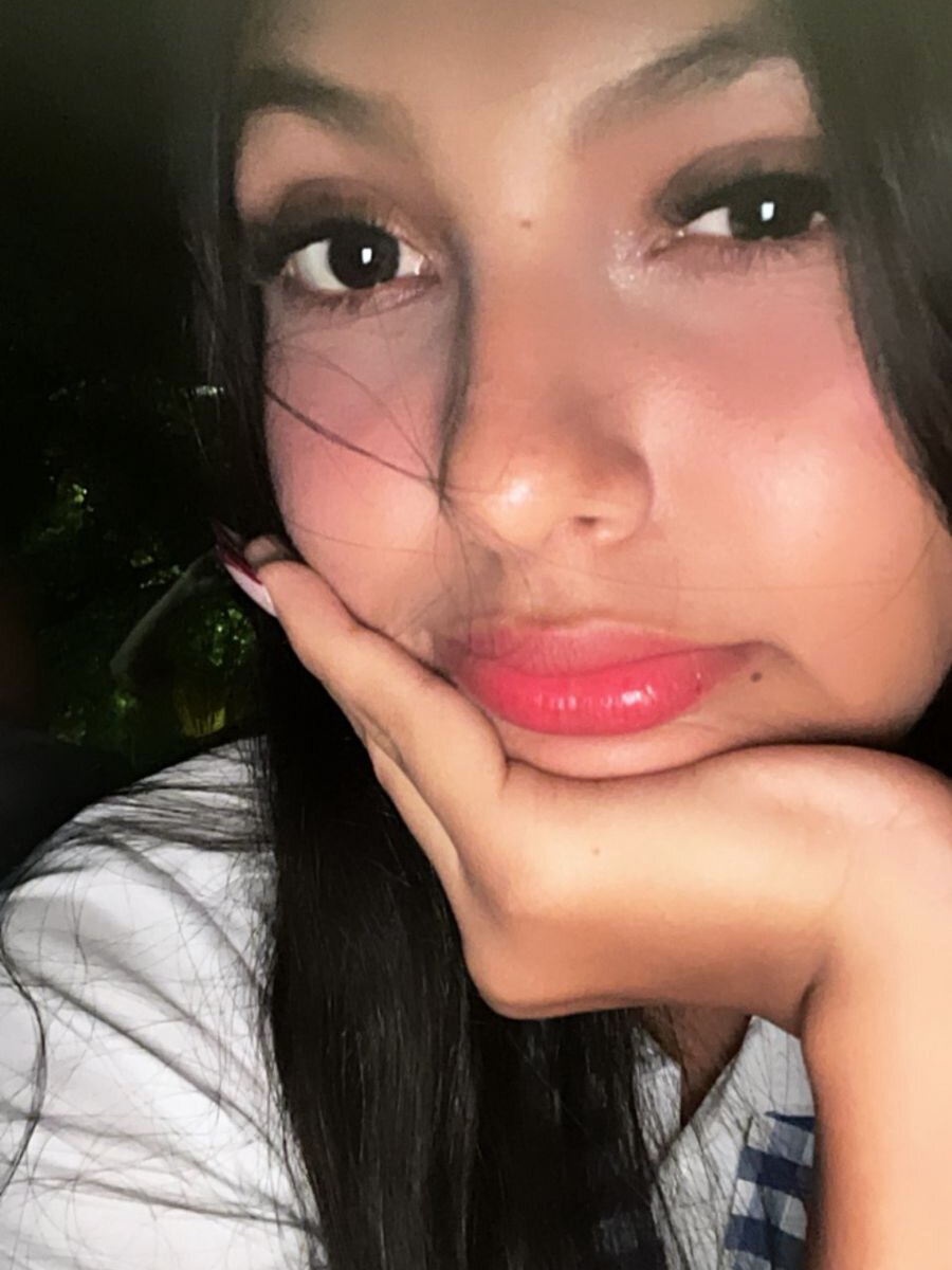 sexlivecamsites.com pia_houns17 livesex profile in thin cams