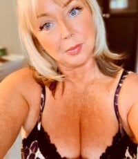 Housewife_Grace_MILF's Offline Chat Room