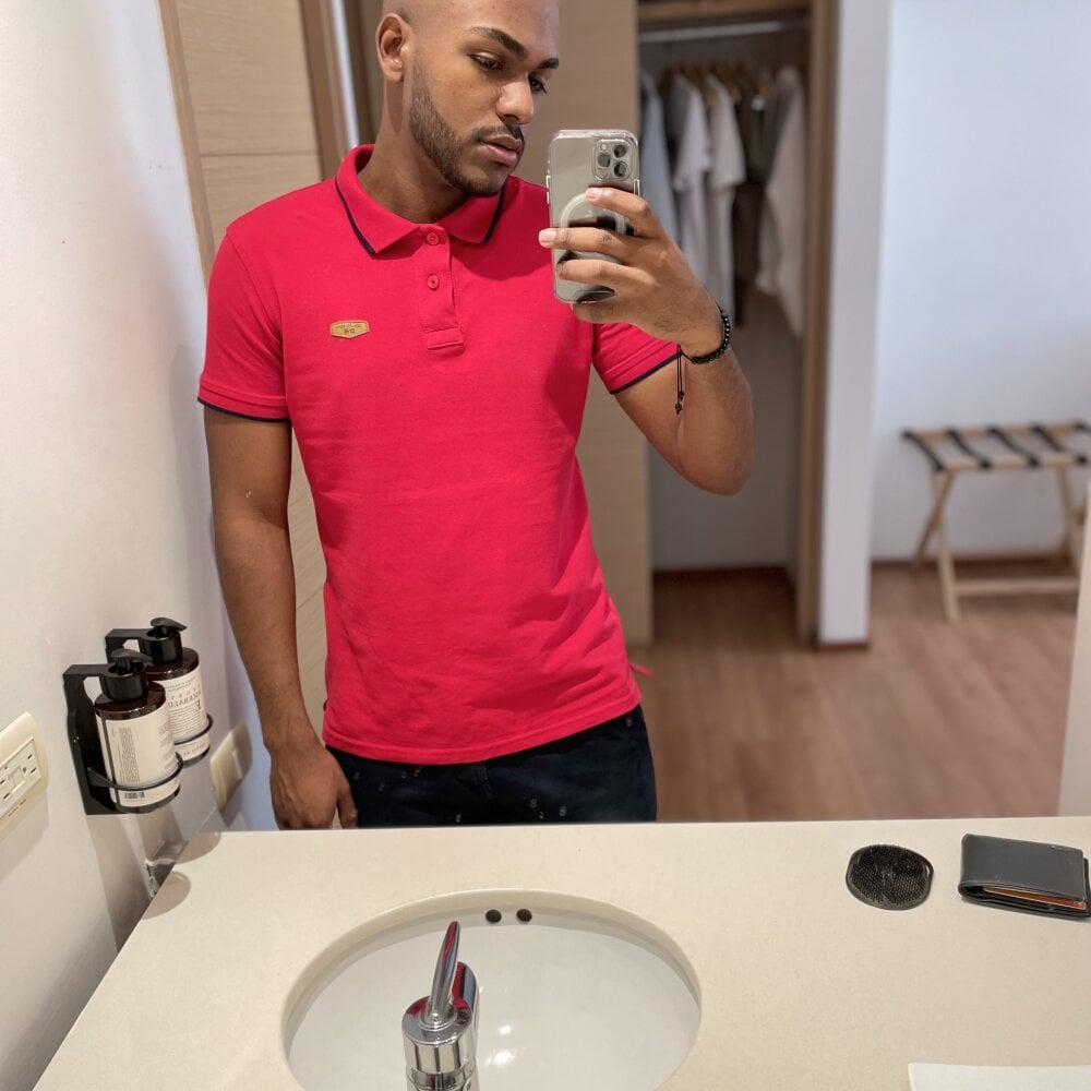 Live sex webcam photo for Josh_sanderss1 #285834699