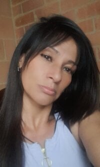 CarolaySexy24_'s Offline Chat Room