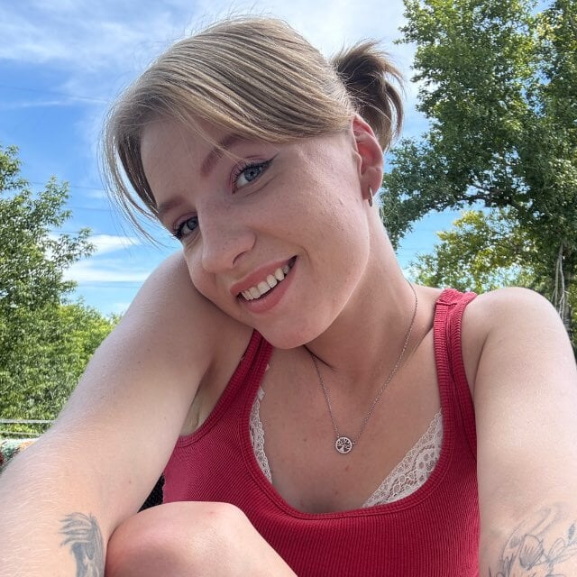 l_i_s_a_blond live cam model at StripChat