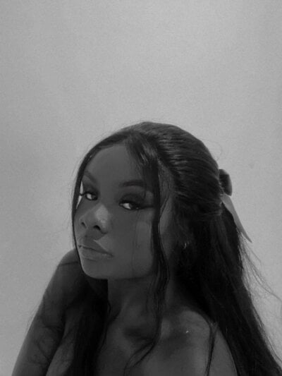 LeilaWilder Female Ebonyyoung Adult Live Webcam