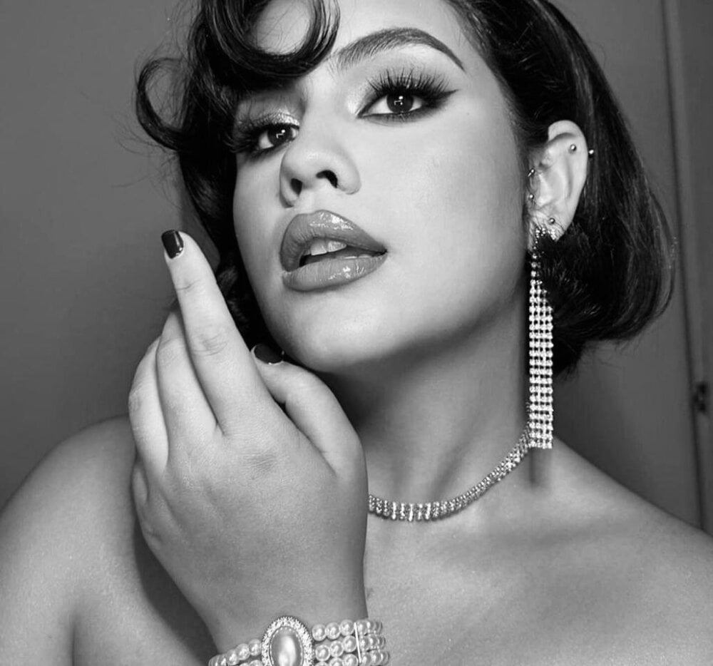 iluvcams.com miss_laria livesex profile in somewhere-where-a-lot-of-love cams