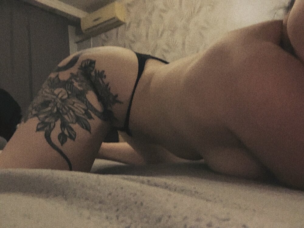 kira_gold__ from stripchat