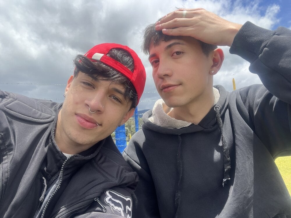 Boys_2_play's Offline XXX Chat