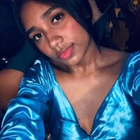 Lucia_Wonder's Offline Chat Room